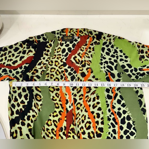 Gorgeous !! Bob Mackie Sage Green Cheetah Stripe Woven Open Front Tunic. - Picture 5 of 5
